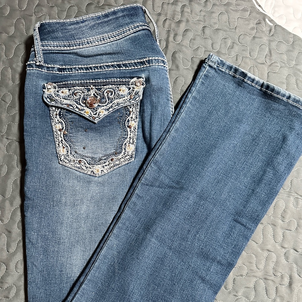 Woman’s jeans. Blue in color size 8